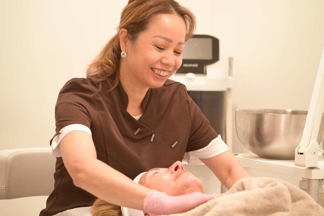 Strahlende Haut und sichtbare Ergebnisse: Unsere individuell abgestimmten Gesichtsbehandlungen sorgen für ein frisches, gepflegtes Aussehen – mit hochwertigen Produkten und entspannenden Ritualen.